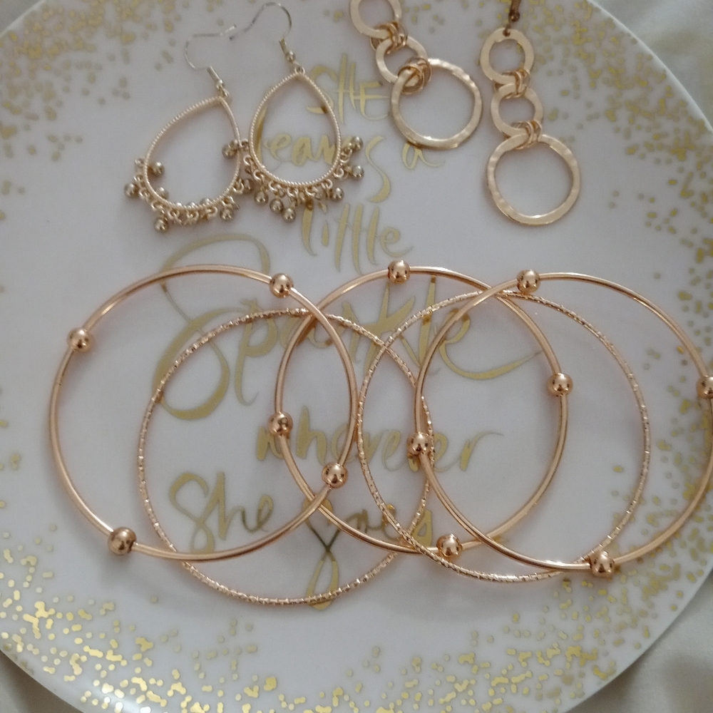 Lot of fab for 5 jewlery